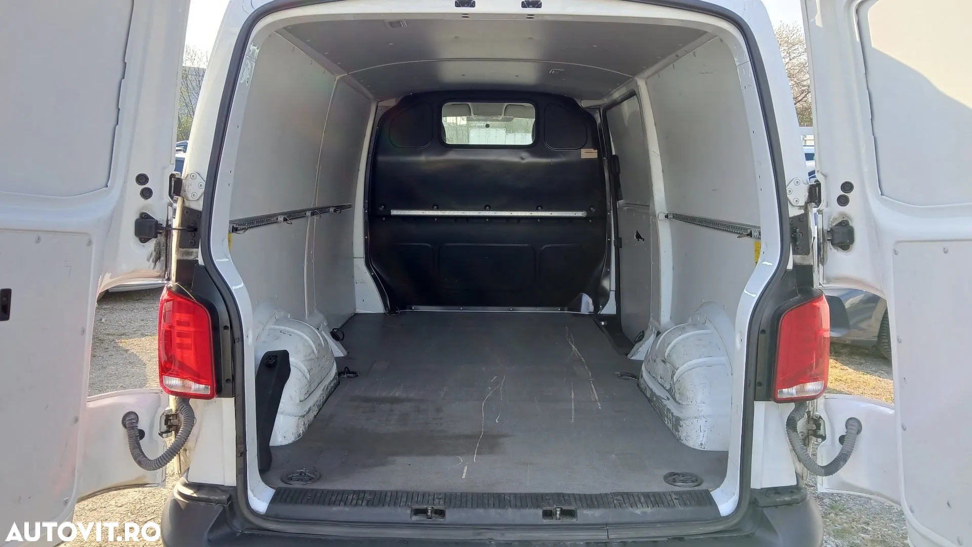Volkswagen T6.1 LR 2,0 TDI - 6