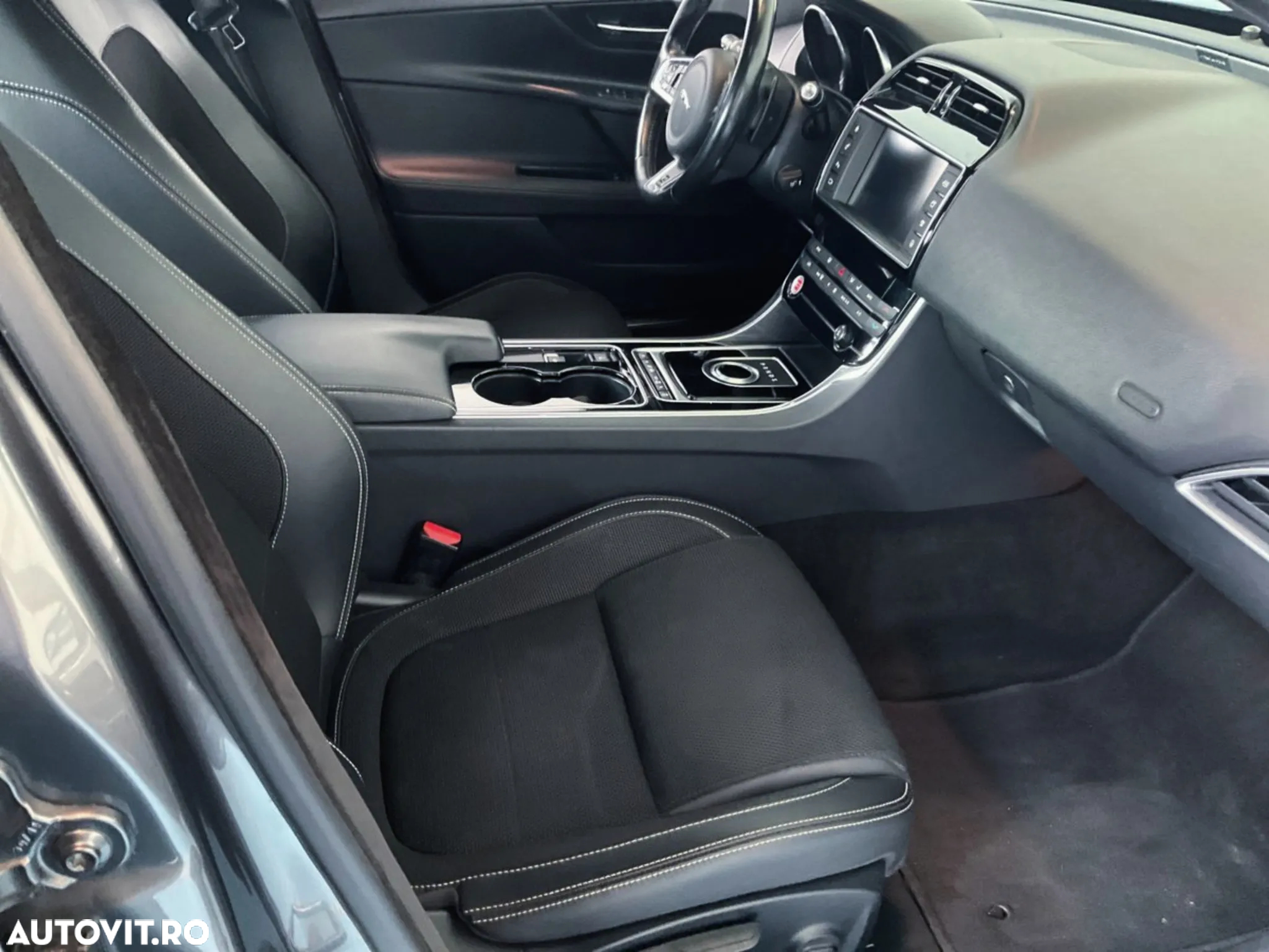 Jaguar XE 2.0 R-Sport - 6