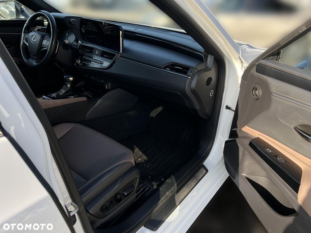 Lexus ES 300h F Sport Design - 13
