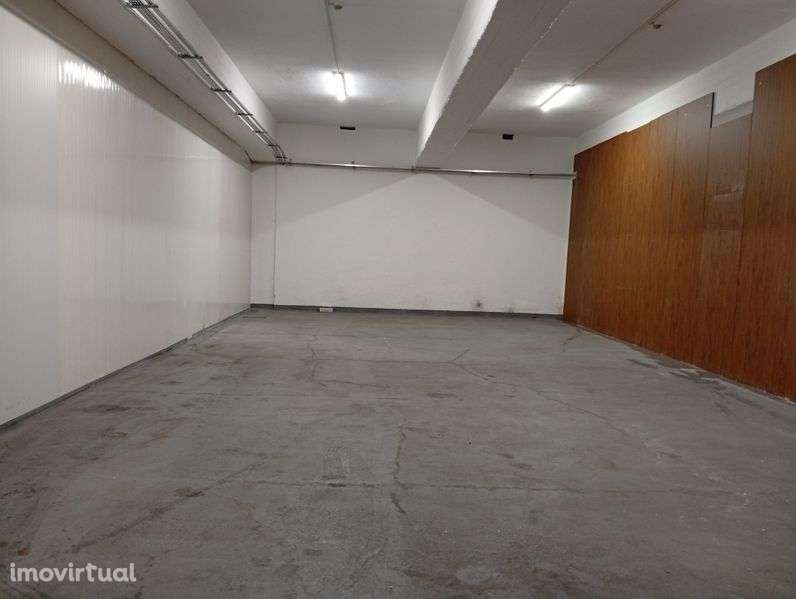 Armazém 110 M2 em Sacavém 1200€ - Grande imagem: 3/4