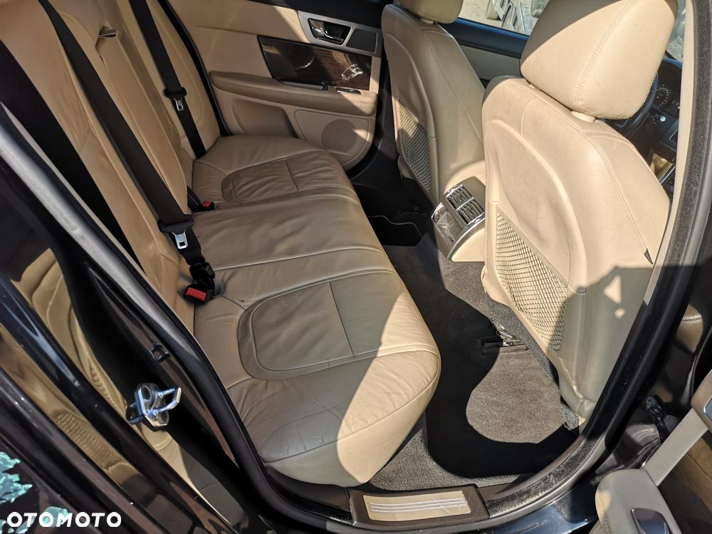 Jaguar XF 2.2 D Premium Luxury - 29