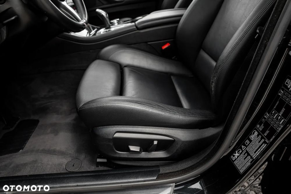BMW Seria 5 525d xDrive Sport-Aut Modern Line - 28