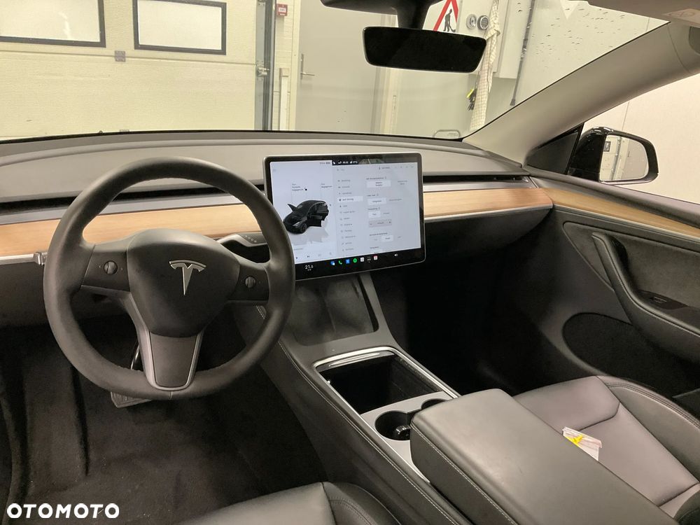 Tesla Model Y Long Range AWD - 8