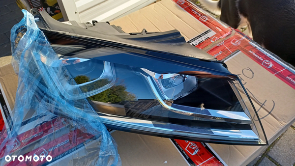 VW TOUAREG Lampa nowa oryginał 7P0941752