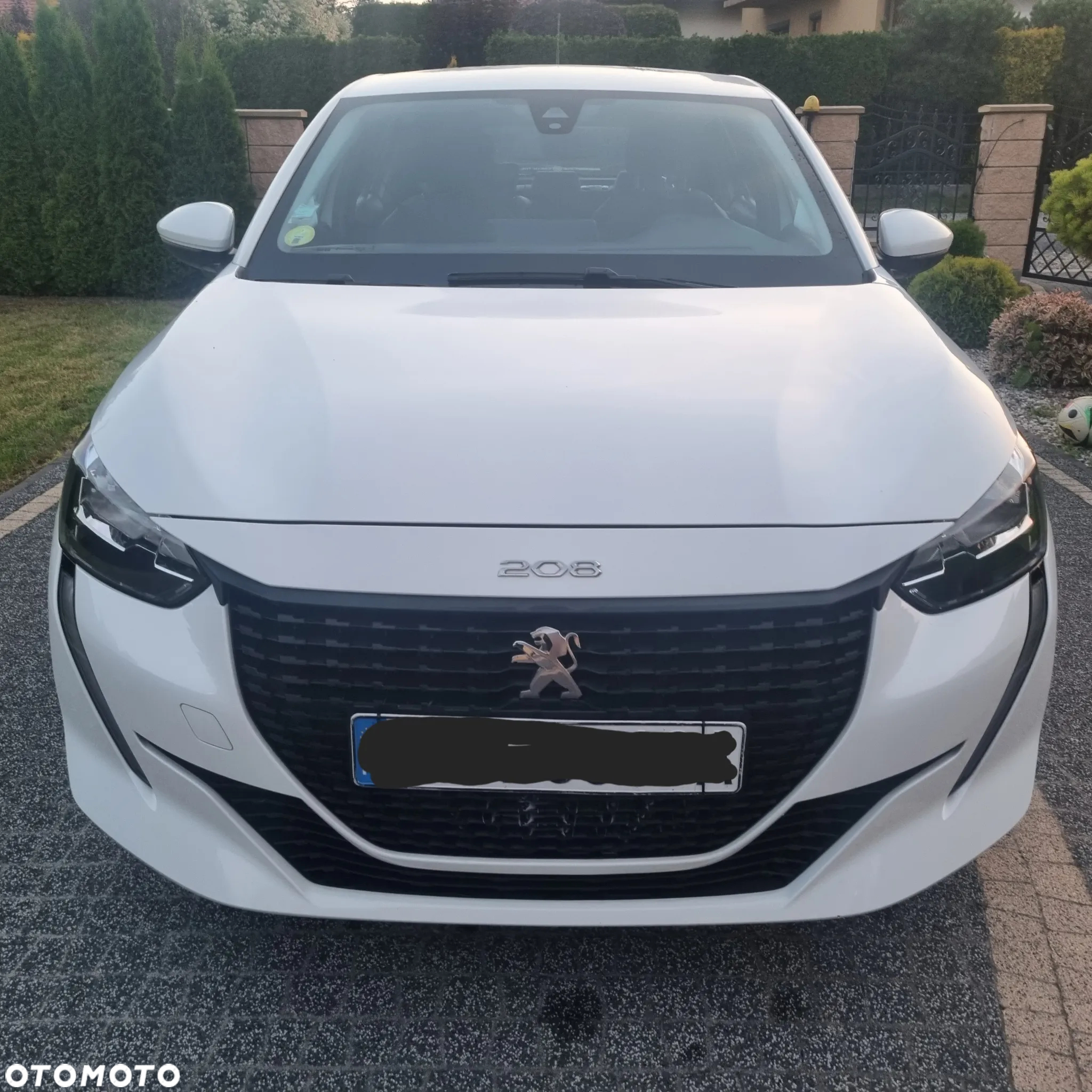 Peugeot 208 - 8