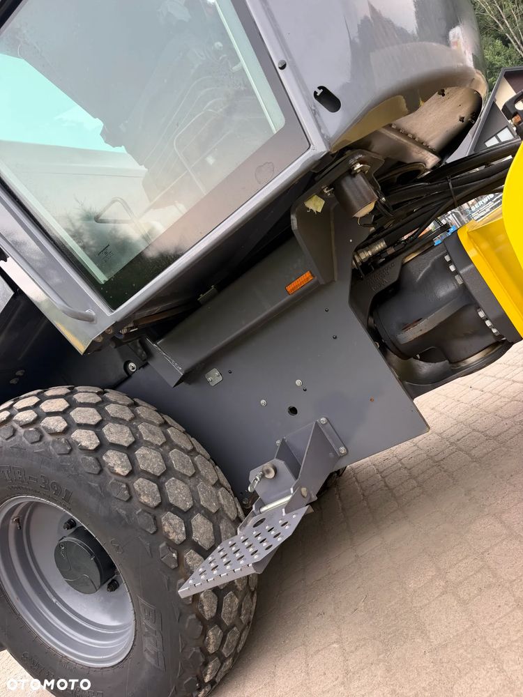 Dynapac Atlas Copco CA1500 D Walec Drogowy Terenowy Guma-Stal. 9 ton. Import Norwegia 2015rok. Maszyna w pięknym stanie! Wentylacja Klima. Serwisy w Dekra AKTUALNE 2026r. Zero zniszczeń IGŁA Po serwisach eksploatacyjnych w Norwegii. Walec z Upadłości od pierwszego właściciela. Obrotowy fotel wraz ze sterowaniem. Dokumenty Dekra! Silnik Cummins 110Km. Nagłośnienie radio! Usb. Zero luzów i wycieków! Niski Przebieg 200mtg. Oryginał! Wielka Okazja - 21