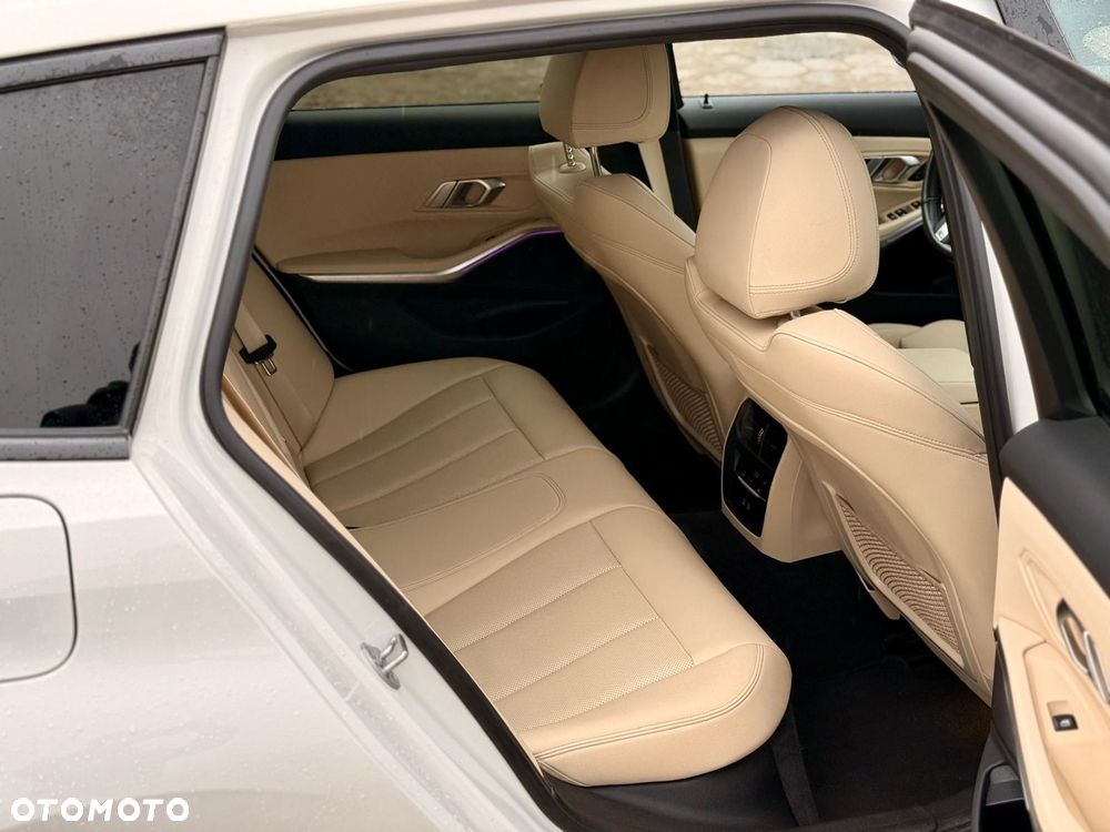 BMW Seria 3 318i M Sport - 24