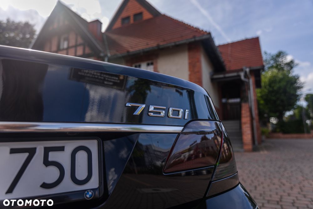 BMW Seria 7 750i - 9