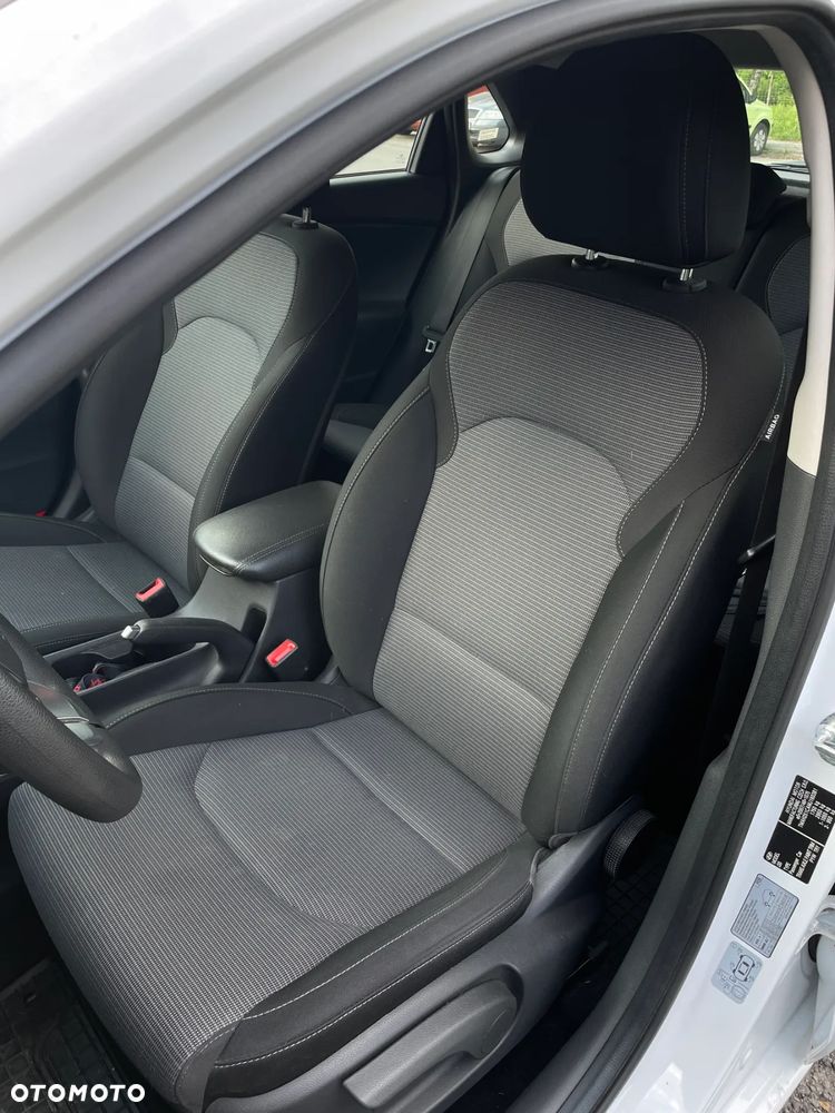Hyundai i30 1.5 DPI Classic + - 15