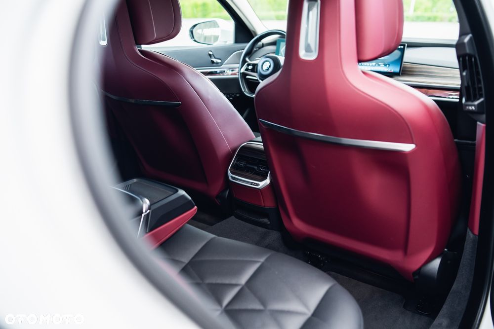 BMW Seria 7 730d xDrive mHEV - 23