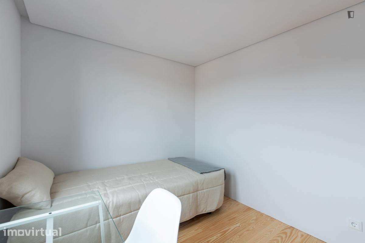 Quarto - localizado em Paranhos Porto - Grande imagem: 3/15