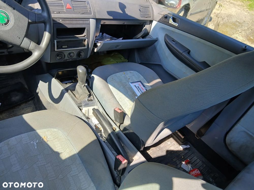 skoda fabia I 9771 fotel fotele kanapa deska kokpit podsufitka boczek boczki klamka podłokietnik - 3