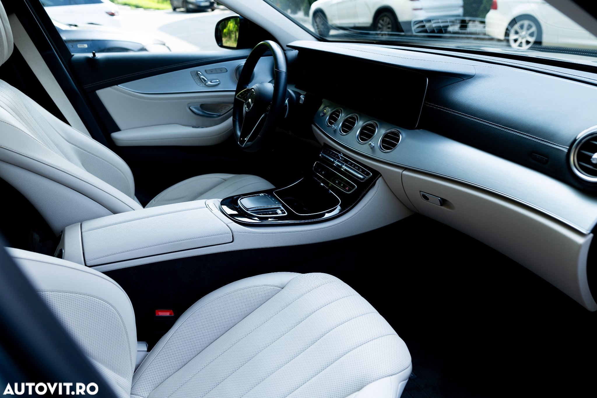 Mercedes-Benz E 300 de 4Matic 9G-TRONIC AMG Line - 13