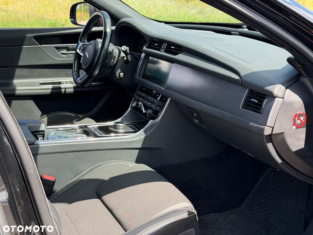 Jaguar XF 2.0 i4D R-Sport - 15
