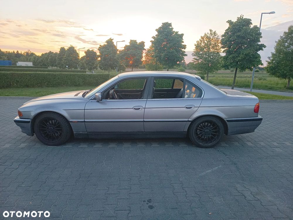 BMW Seria 7 740i V8 - 12