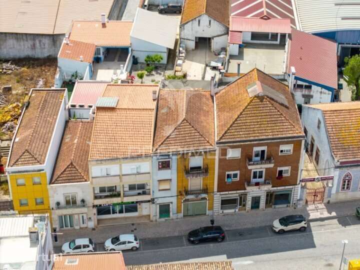 Edifício no centro da cidade composto de uma loja + 2 apartamentos...