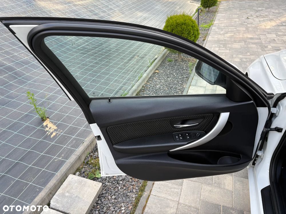 BMW Seria 3 318d Blue Performance Sport Line - 30