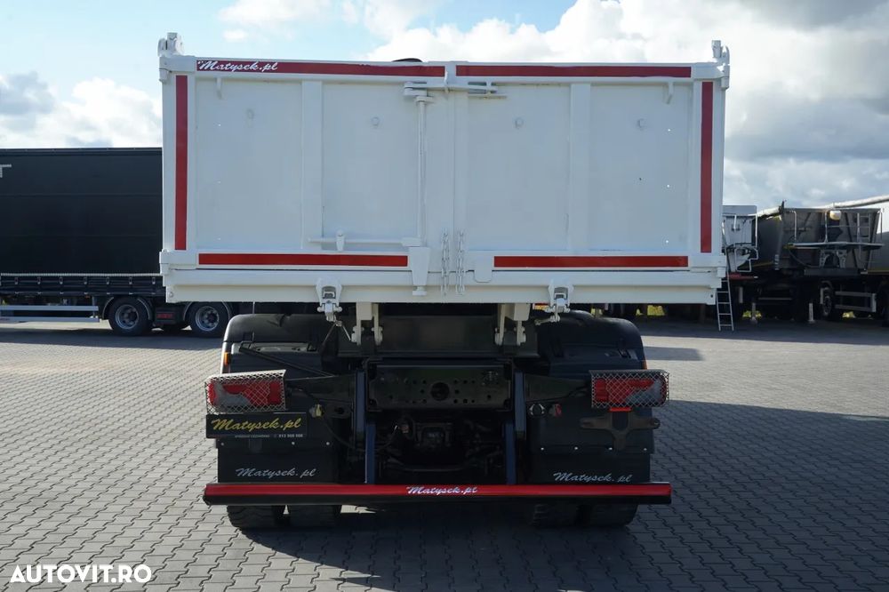 MAN 33.360 / 6x4 / BASCULANTĂ - 5,7 m + MACARA HIAB XS 122 HIDUO / RAZĂ MAXIMĂ - 8,2 m / CAPACITATE MAXIMĂ DE RIDICARE - 4.800 kg / OBOR CU DESCHIDERE MIXTĂ (RABATABIL/TIP UȘĂ) / CUTIE DE VITEZE MANUALĂ / TELECOMANDĂ / - 18