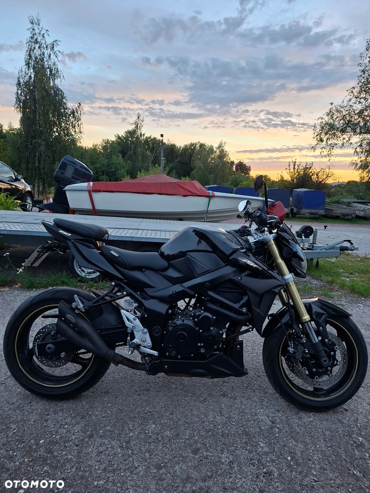 Suzuki GSR - 9