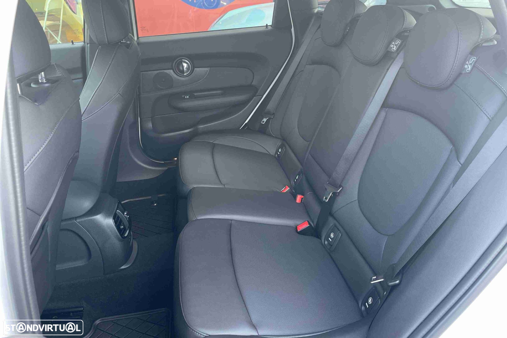 MINI Clubman Cooper D Premium Essential Auto - 16