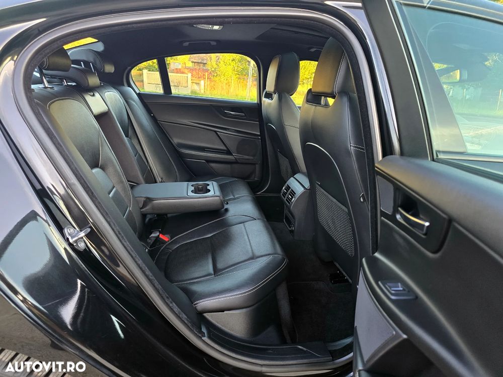 Jaguar XE 2.0 AWD R-Sport - 25
