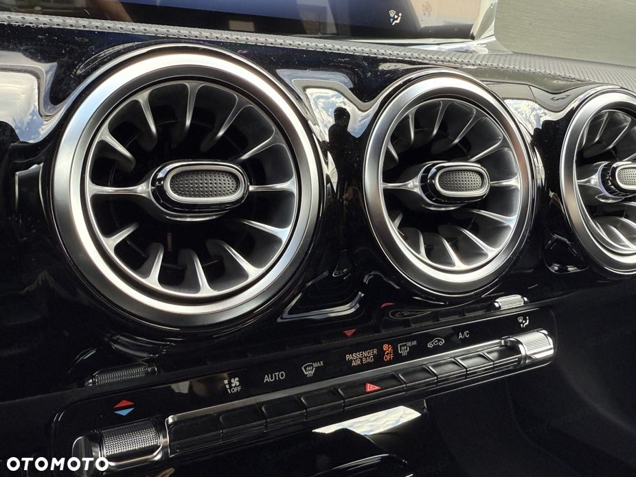 Mercedes-Benz CLA 200 AMG Line 7G-DCT - 11