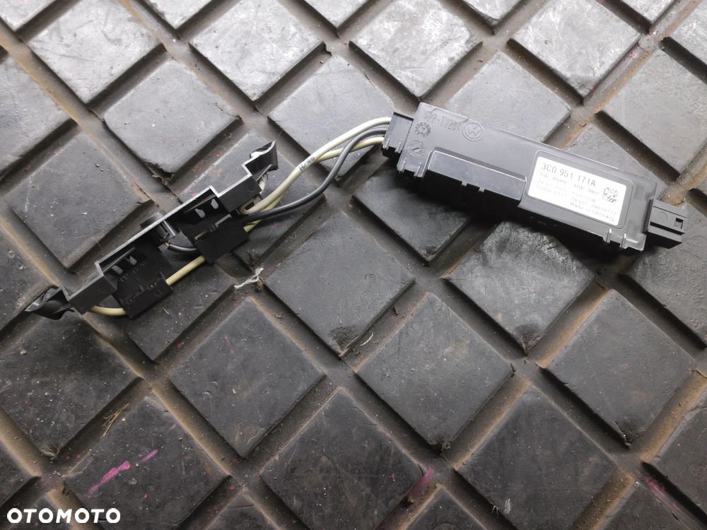 WZMACNIACZ ANTENOWY VW PASSAT B6 3C0951171A - 1