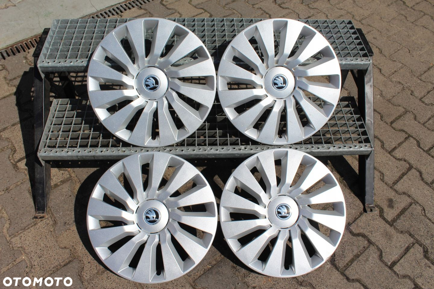 KOŁPAKI 16" SKODA OCTAVIA SUPERB ORYG 5E0.601.147G - 2