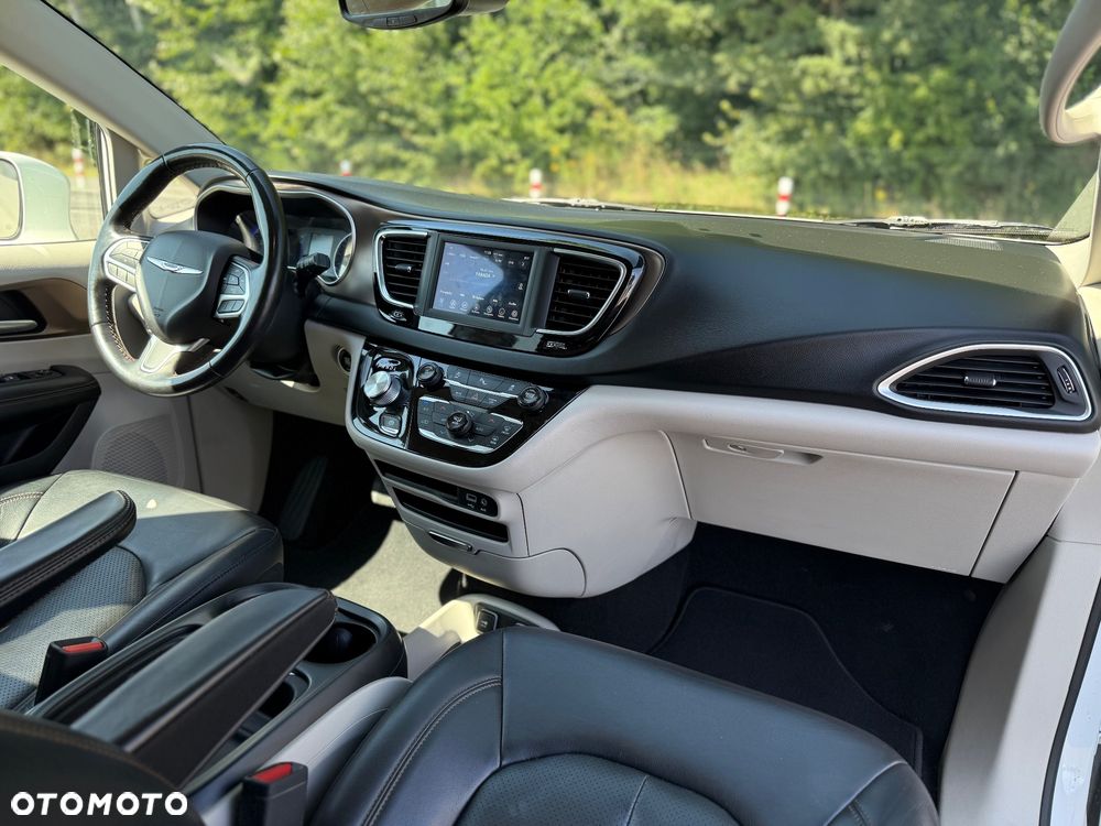 Chrysler Pacifica - 17
