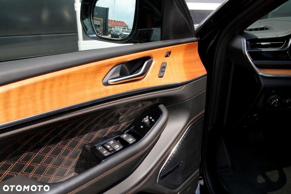Jeep Grand Cherokee - 38
