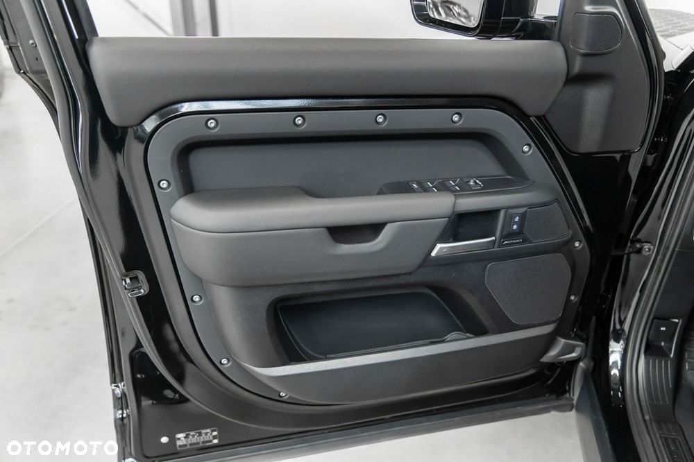 Land Rover Defender - 28