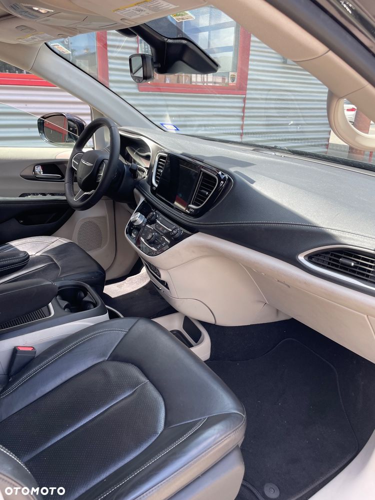 Chrysler Pacifica - 11