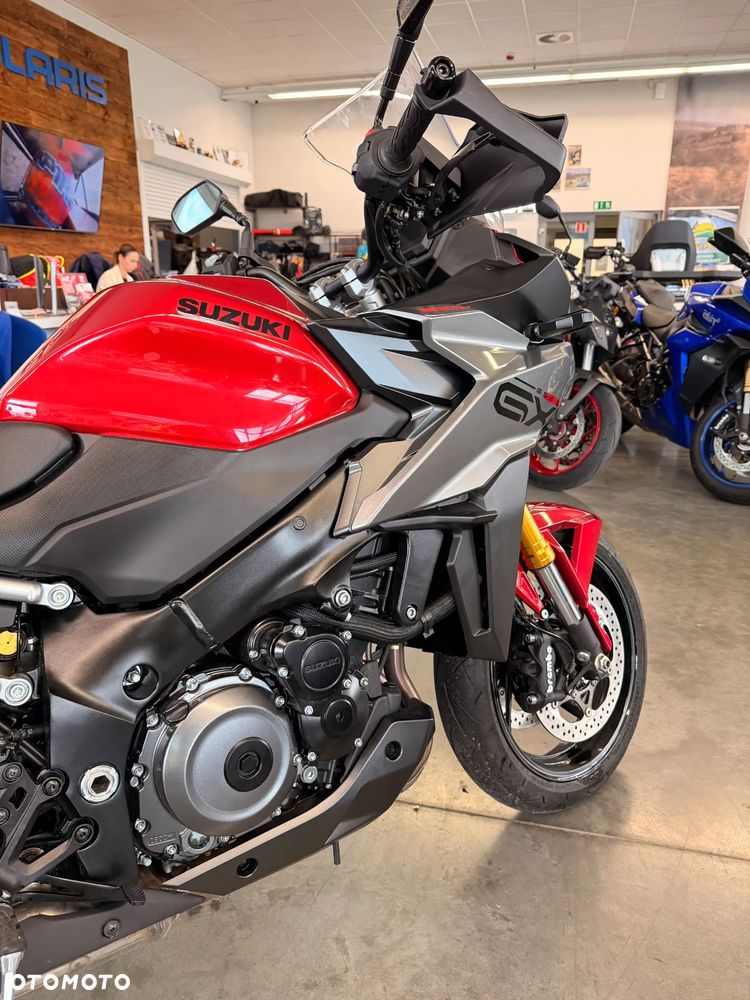 Suzuki GSX - 6