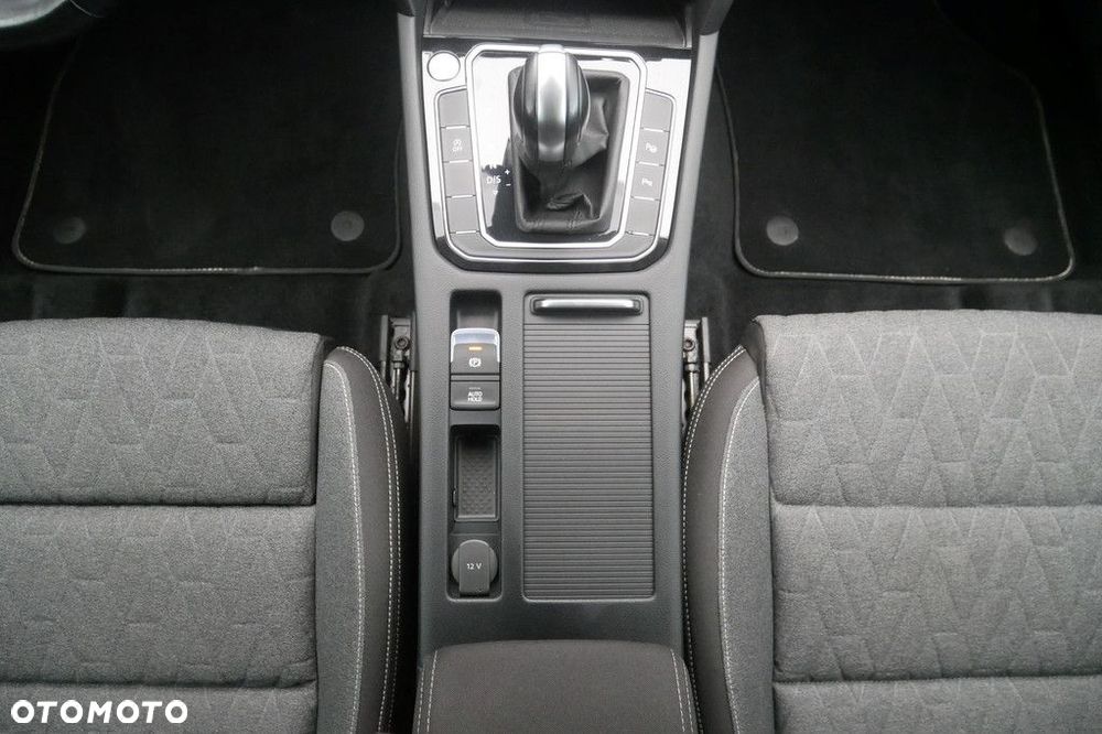 Volkswagen Passat Variant 2.0 TDI SCR Business DSG - 11