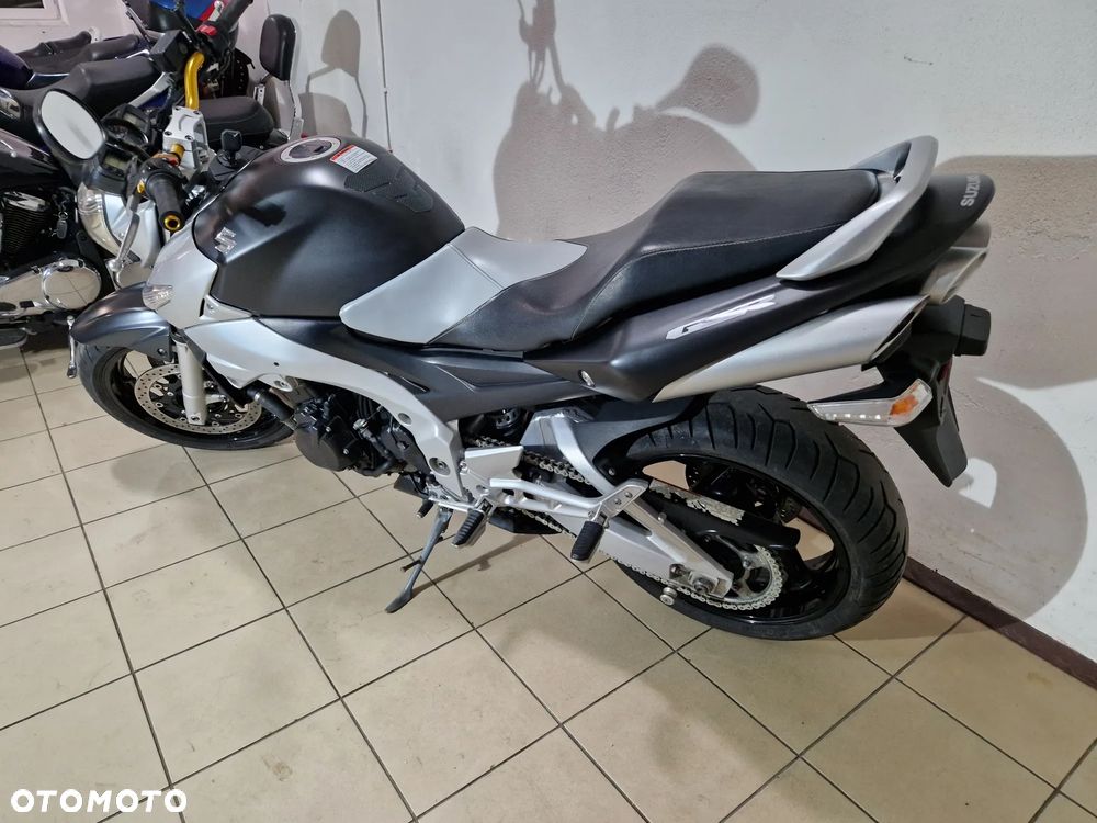 Suzuki GSR - 11