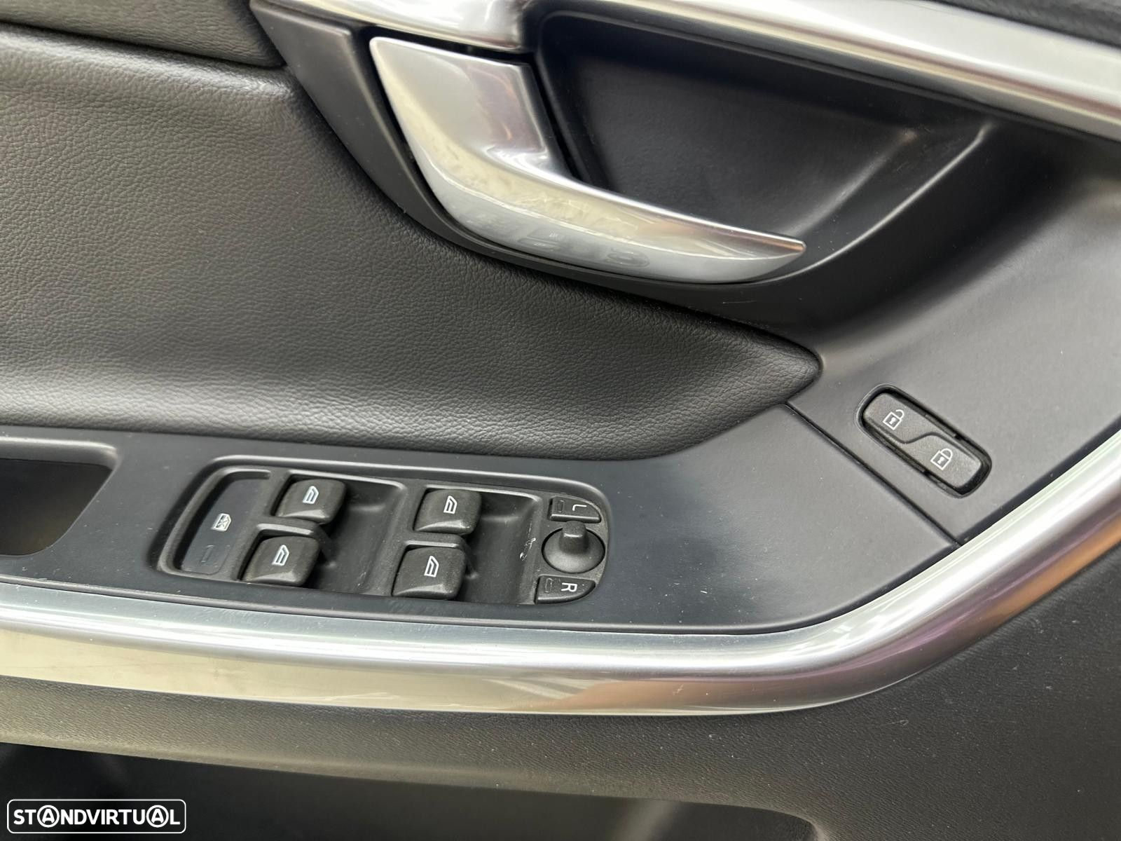 Volvo XC 60 2.0 D4 R-Design Momentum - 16