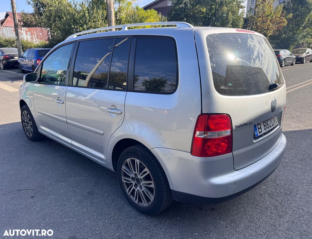 Volkswagen Touran - 12