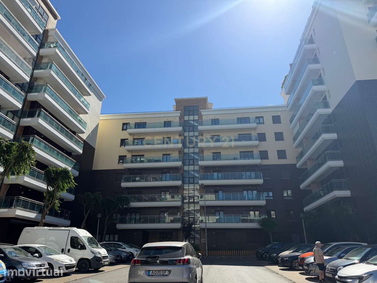 Descubra o T2 Perfeito: Qualidade Obriverca, Varanda de 15 m² e Todo o - Grande imagem: 2/30