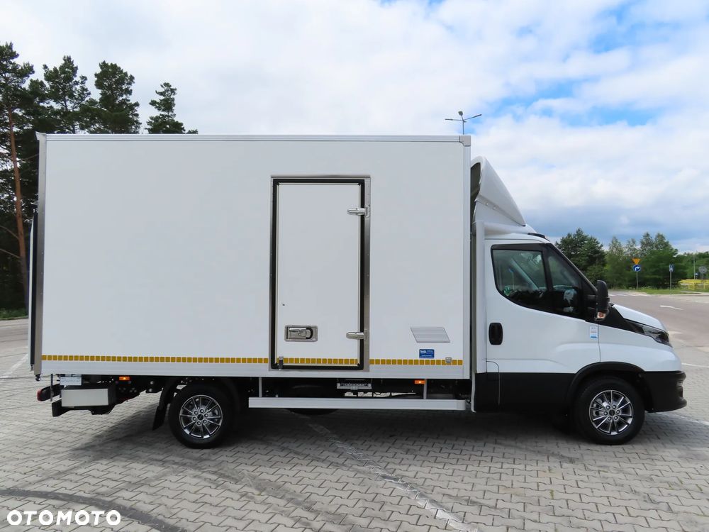 Iveco Daily 35S18 3.0 HPI 180 KM POWER Kontener+ WINDA BÄR 750 Kg 8.E.Palet 4270 mm Długi Boczne Drzwi Rozstaw Osi 4100 mm Ładowność 905 Kg GWARANCJA PRODUCENTA Stan Jak Nowy Gotowy Dostępny POLECAM - 3