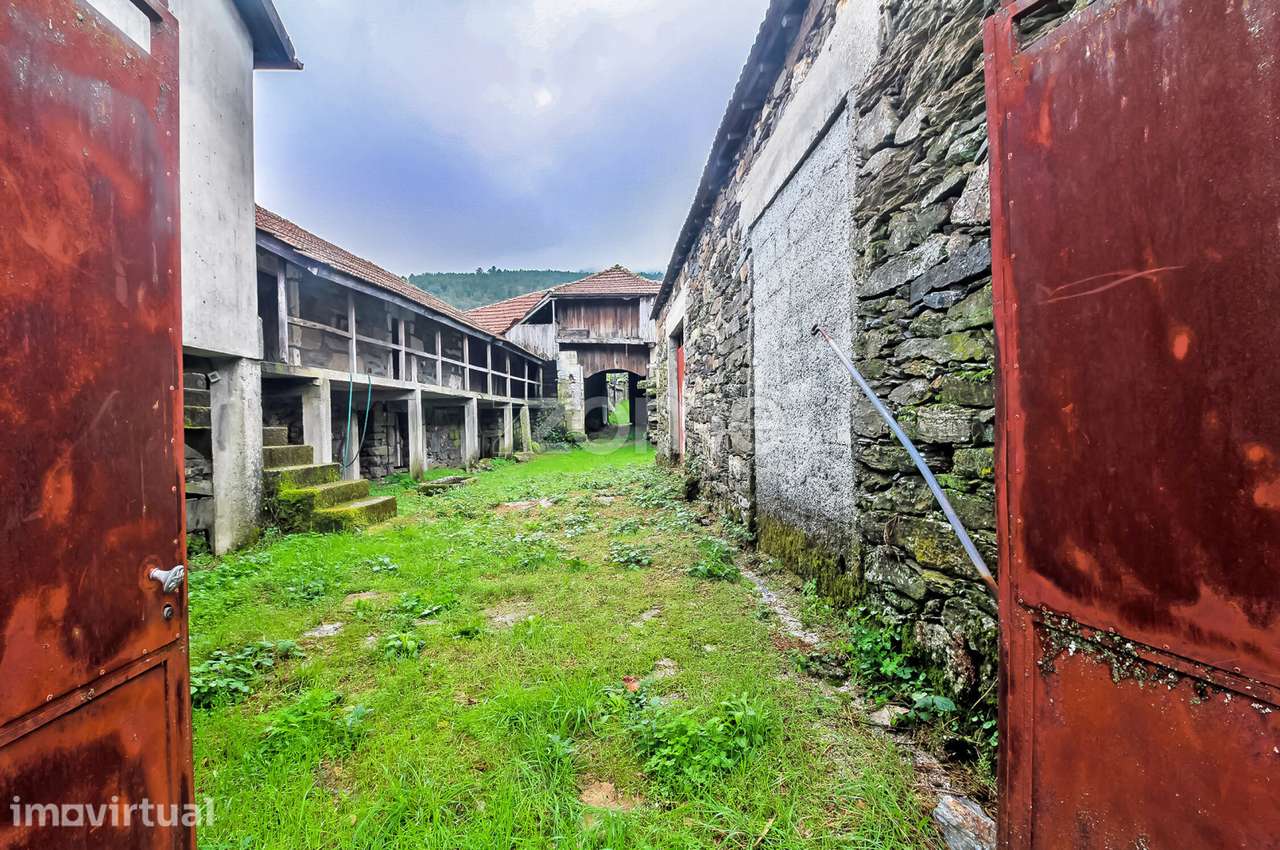 Quinta com dependências e terreno no aldeamento da Seara - Montalegre