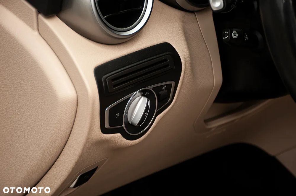 Mercedes-Benz GLC 300 4Matic 9G-TRONIC AMG Line - 32
