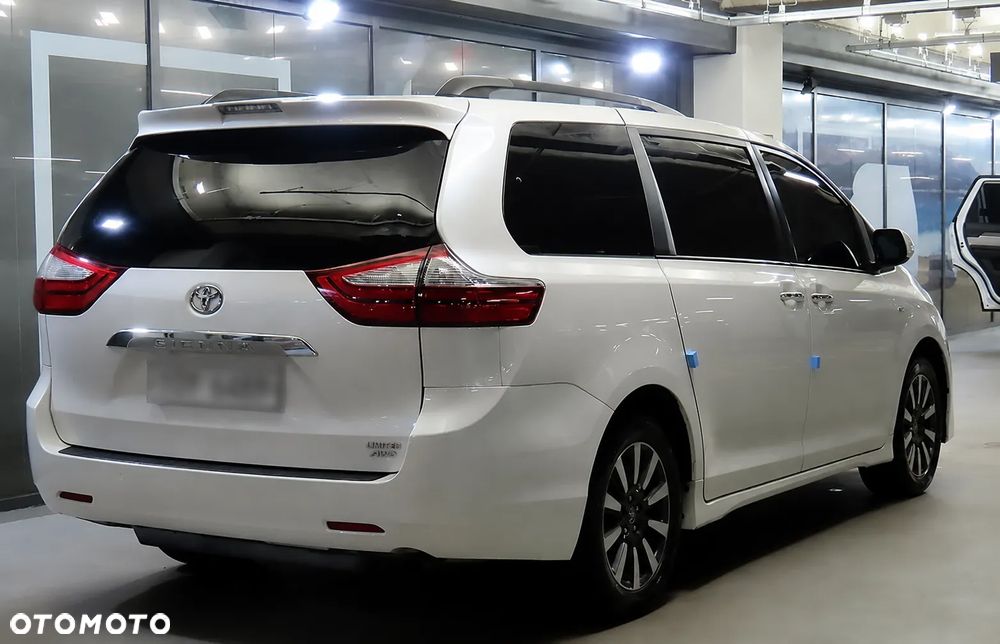 Toyota Sienna - 2