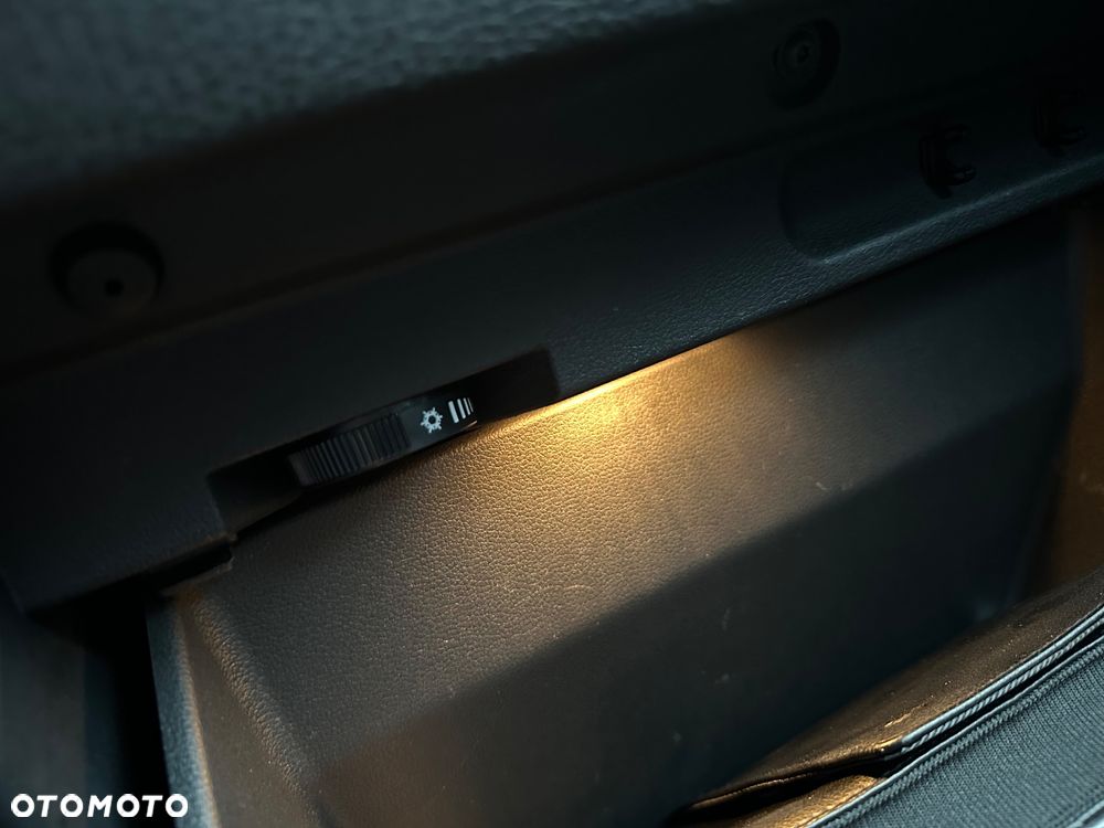 Volkswagen Touran 1.6 TDI SCR (BlueMotion Technology) SOUND - 30