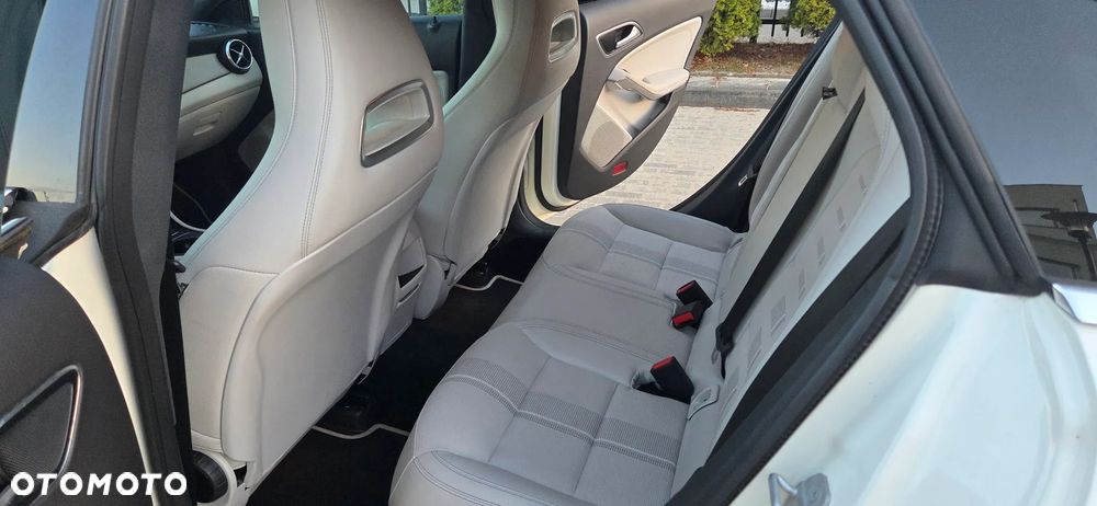 Mercedes-Benz CLA 200 7G-DCT Urban - 11