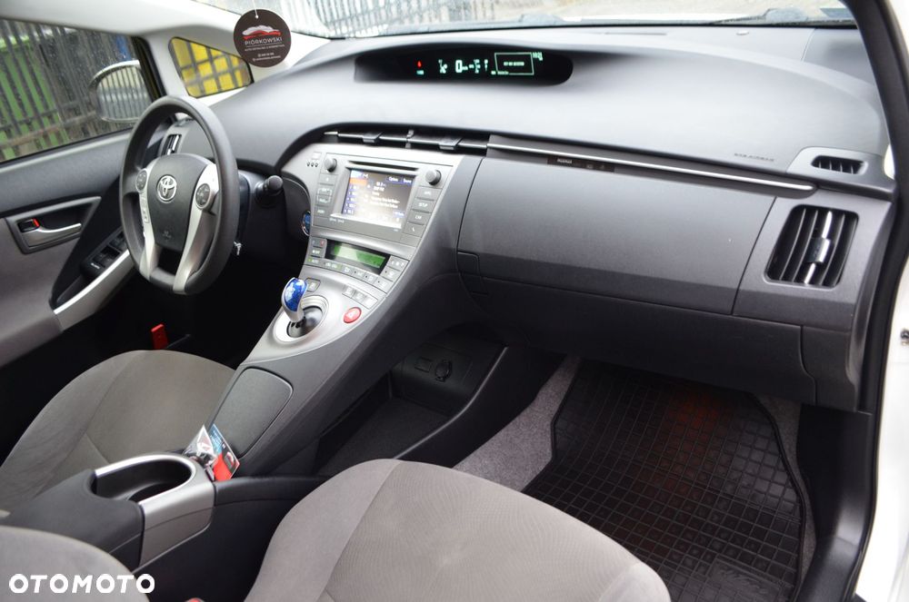 Toyota Prius (Hybrid) - 30