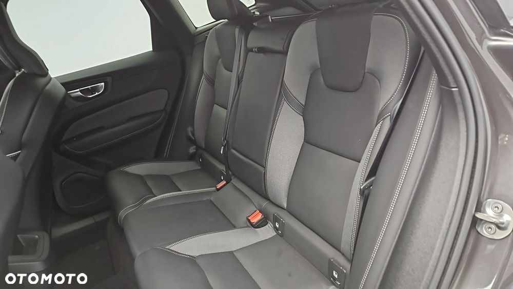 Volvo XC 60 B4 D AWD Plus Dark - 20