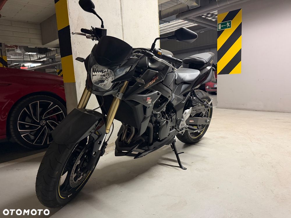 Suzuki GSR - 2