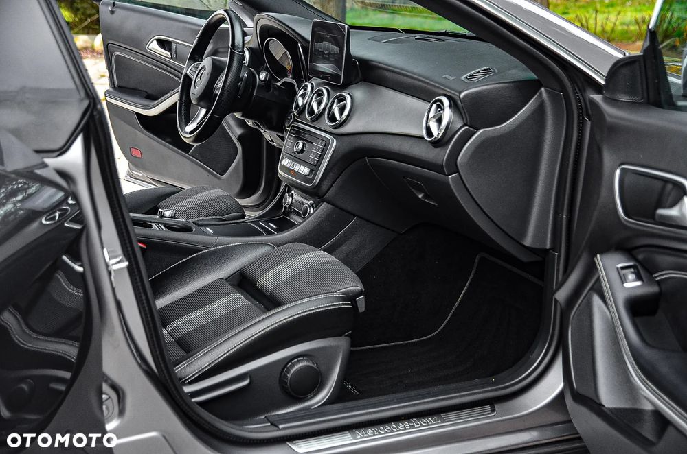 Mercedes-Benz CLA 200 7G-DCT UrbanStyle Edition - 29