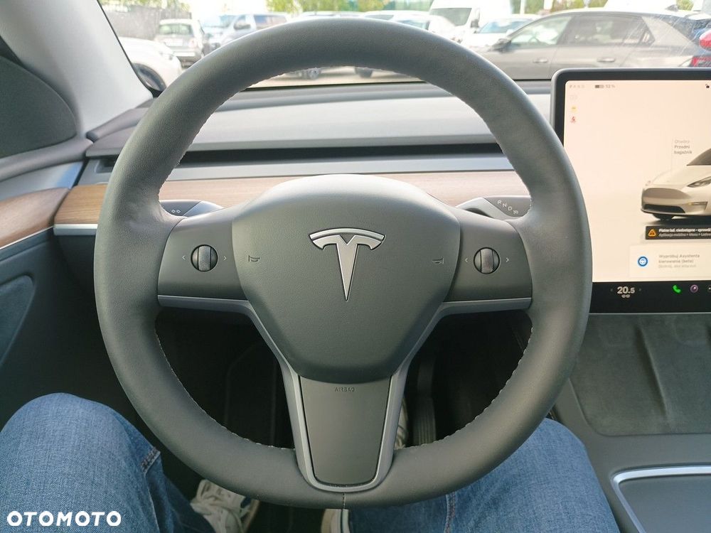 Tesla Model Y Long Range AWD - 24