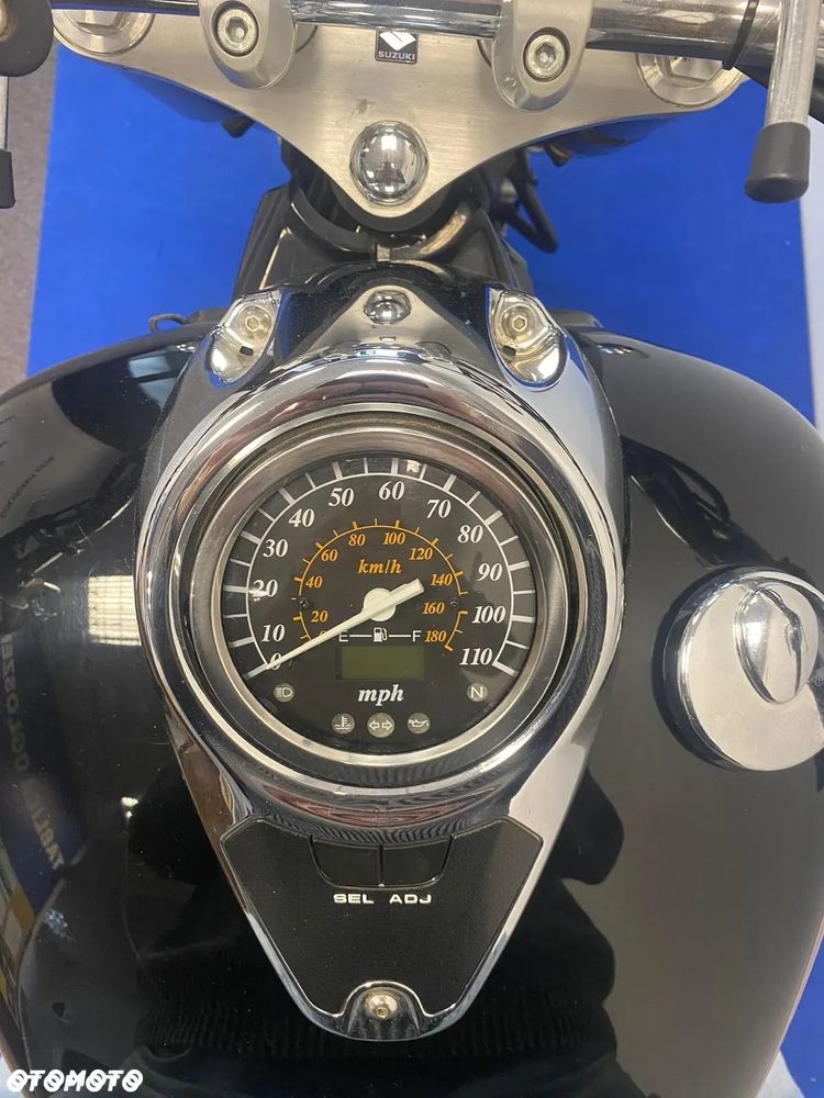 Suzuki VL 800 Volusia - 11